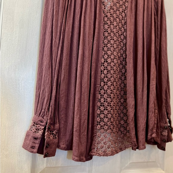 Free People Top Crochet back and shoulders Mauve color blouse Size Small buttons - Picture 13 of 16